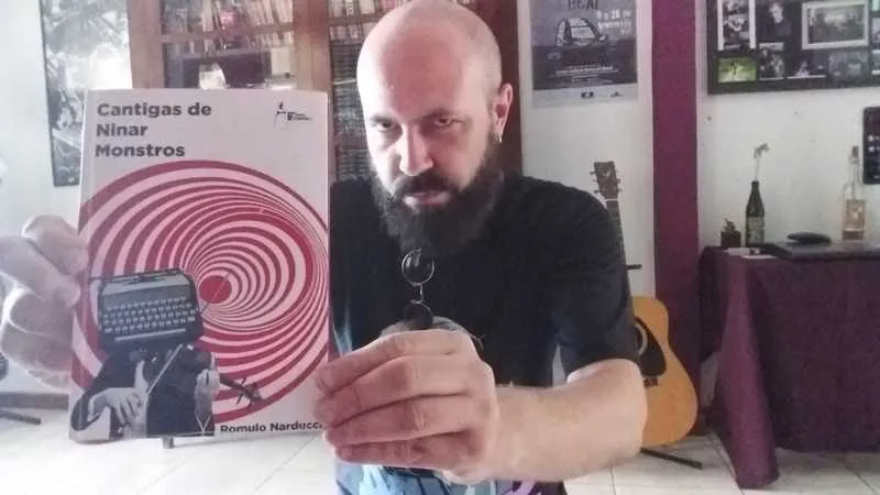 Escritor promove sua obra na Casa Porto e quer usar chancela da OAB em prol da arte em SG