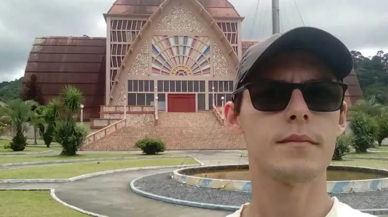 No sul, Matheus, trabalha como atendente de restaurante e em uma colheita de maçãs e ameixas