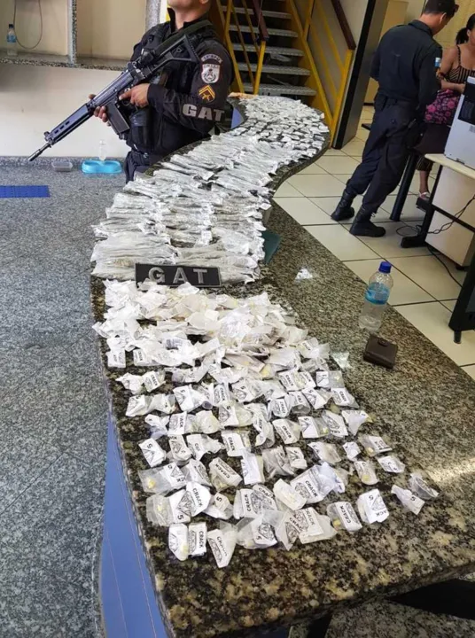 Na ação, foram apreendidas maconha, pedras de crack e cocaína