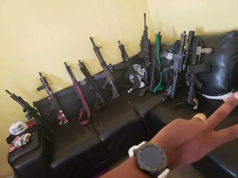 Nas redes sociais, os traficantes exibem suas armas, como se quisessem causar temor nos criminosos rivais e nos moradores