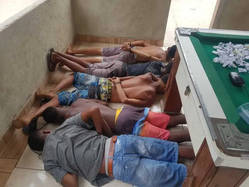 Policiais foram recebidos a tiros ao entrar na comunidade 