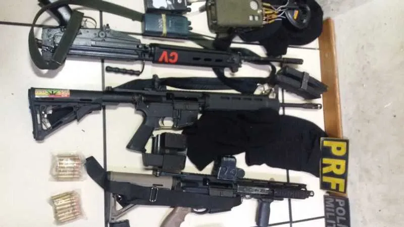Três fuzis e seis pistolas foram apreendidos
