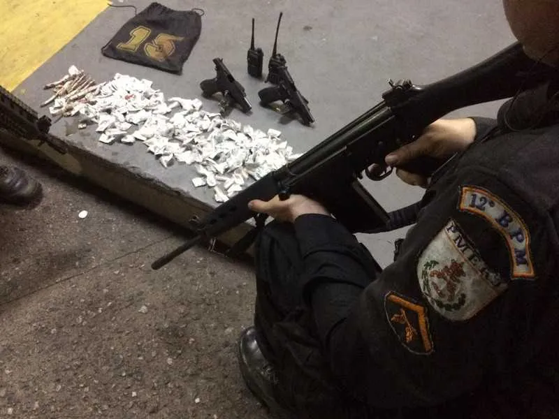 A polícia apreendeu duas armas, drogas e rádios de comunicação na comunidade