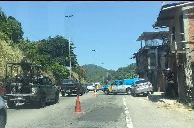 Os disparos foram feitos do interior do bairro Novo México, em direção às equipes policiais que estavam na via