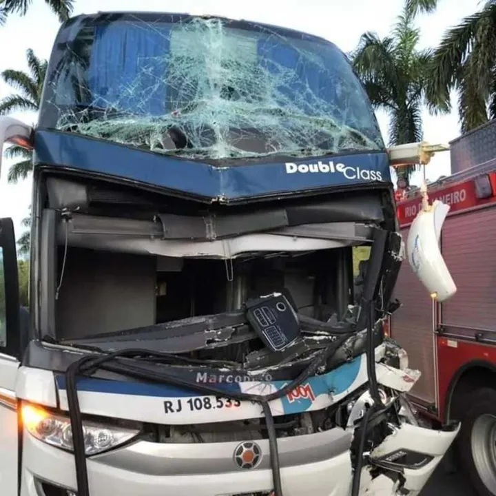 O ônibus envolvido no acidente já foi retirado da pista