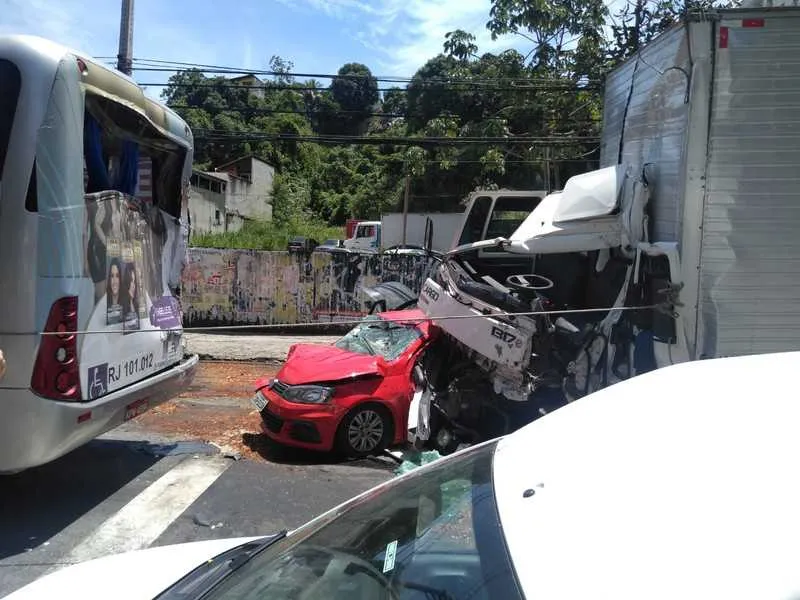 Caminhão carregado com papelão se desgovernou na Alameda,batendo em outros veículos