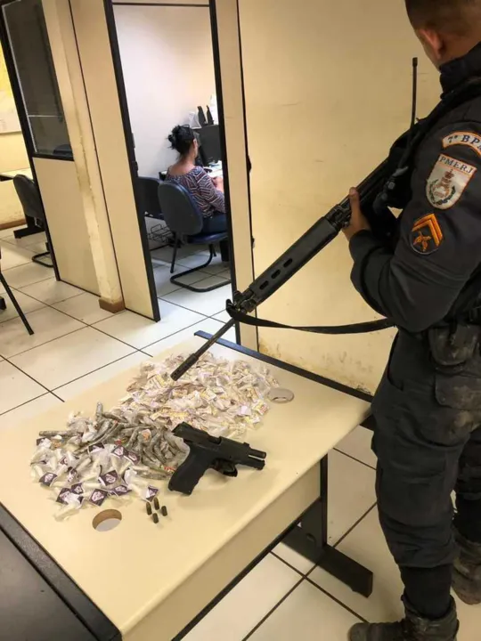 Além da pistola, os militarem apreenderam também um pequena quantidade de drogas