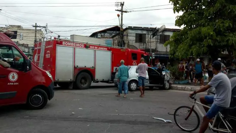 O Corpo de Bombeiros está realizando o atendimento às vítimas