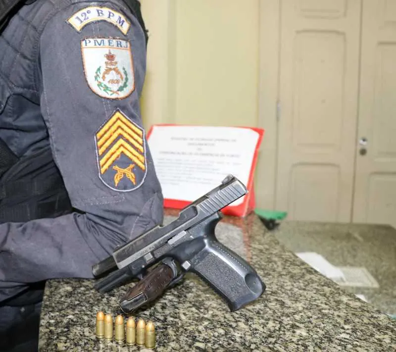  Uma pistola foi apreendida