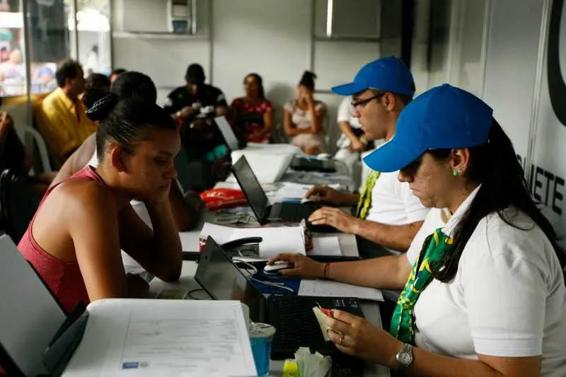 No total, são 525 vagas para quem possui ensino médio completo e 274 para o fundamental