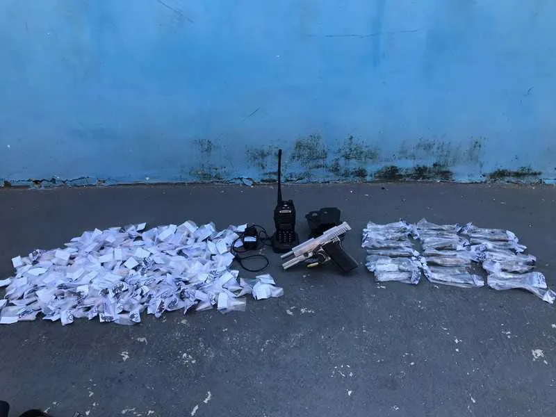 Os homens estavam andando armados na comunidade 