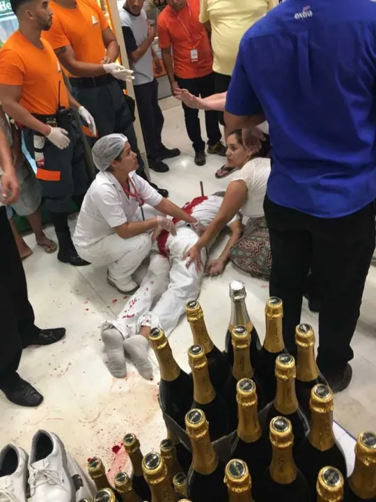 A vítima levou uma facada pelas costas no local de trabalho, em um supermercado em Niterói