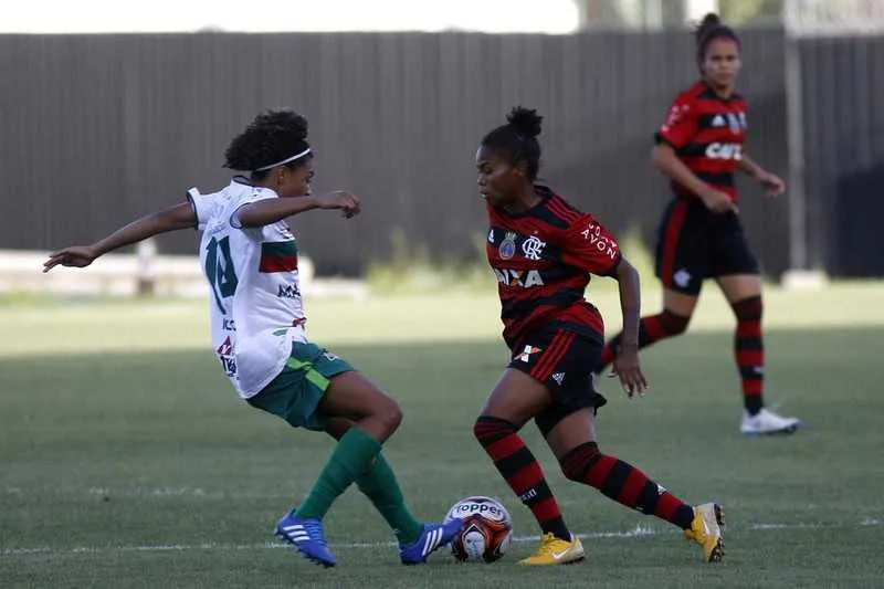Antes de se tornar uma marinheira rubro-negra, Debora, teve passagens em projetos gonçalenses