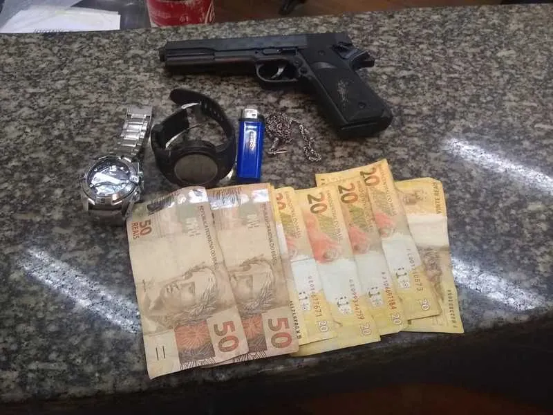 Imagem ilustrativa da imagem Homem é preso com simulacro de pistola no Centro de Niterói