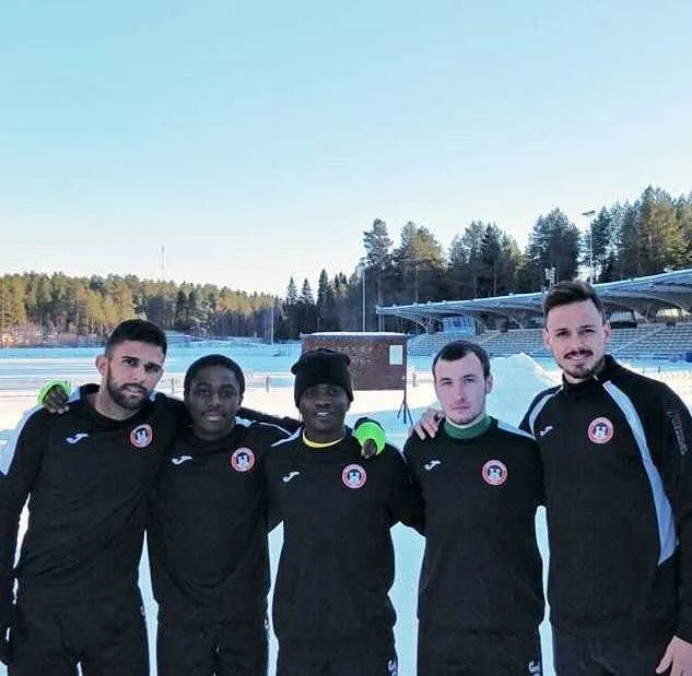 Thiago (primeiro da esquerda para direita) atua como meia atacante na equipe finlandesa