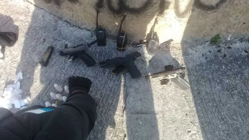 Três pistolas foram apreendidas na ação