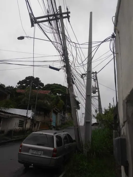 Poste ameaça cair e coloca em risco a vida da população