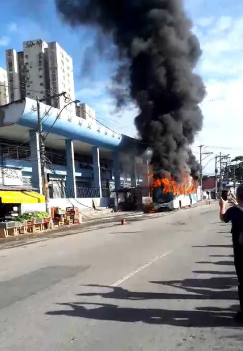 Imagem ilustrativa da imagem Ônibus pega fogo em Alcântara