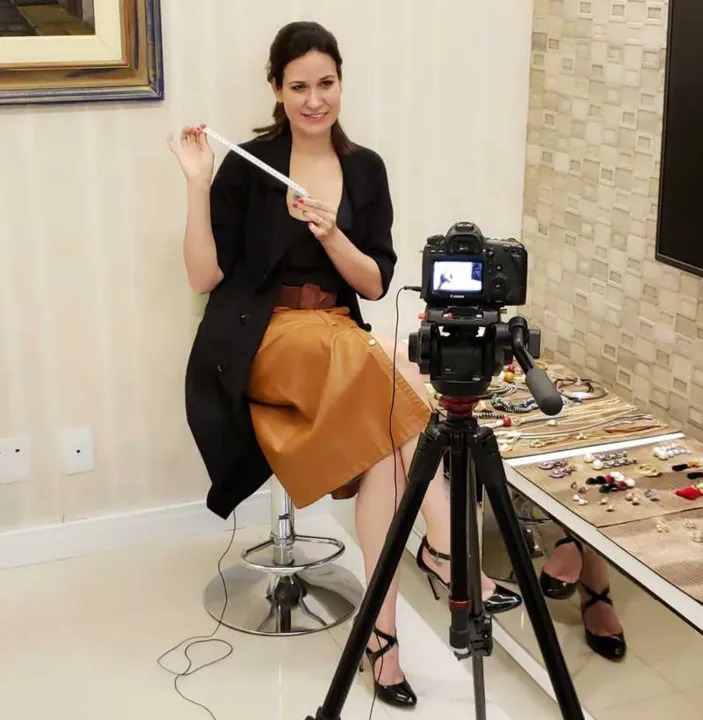 Consultora ensina como montar looks economizando