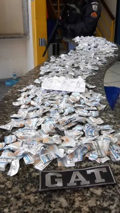 Segundo a Polícia Militar, foram apreendidas 199 cápsulas de cocaína, 187 pedras de crack e 180 trouxinhas de maconha. 

