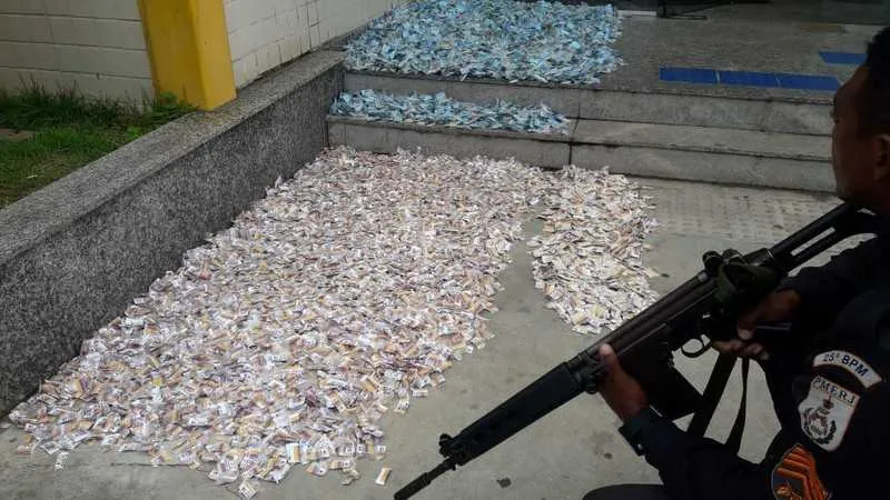 Nas ações, os agentes prenderam dois suspeitos tráfico