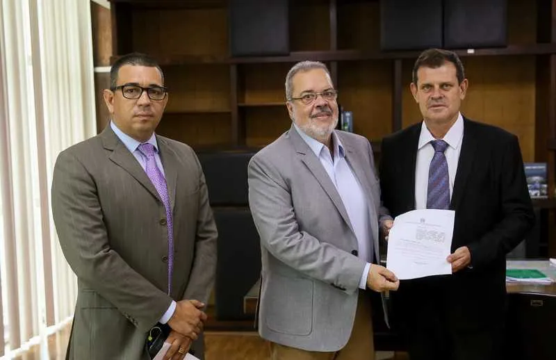 Salema (D) entrega o pedido formalmente ao presidente do DER