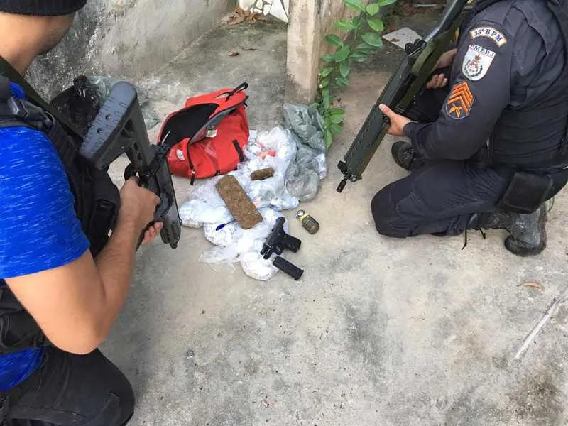 Um policial também se feriu, mas sem gravidade