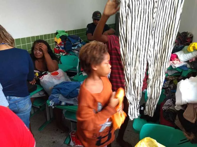 Bairro tem dois pontos de arrecadação de alimentos e roupas