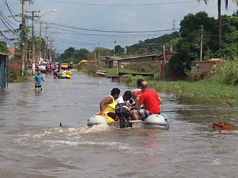 Botes foram usados para retirar a população do local