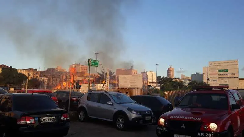 Bombeiros de Quartel de Niterói combatem as chamas