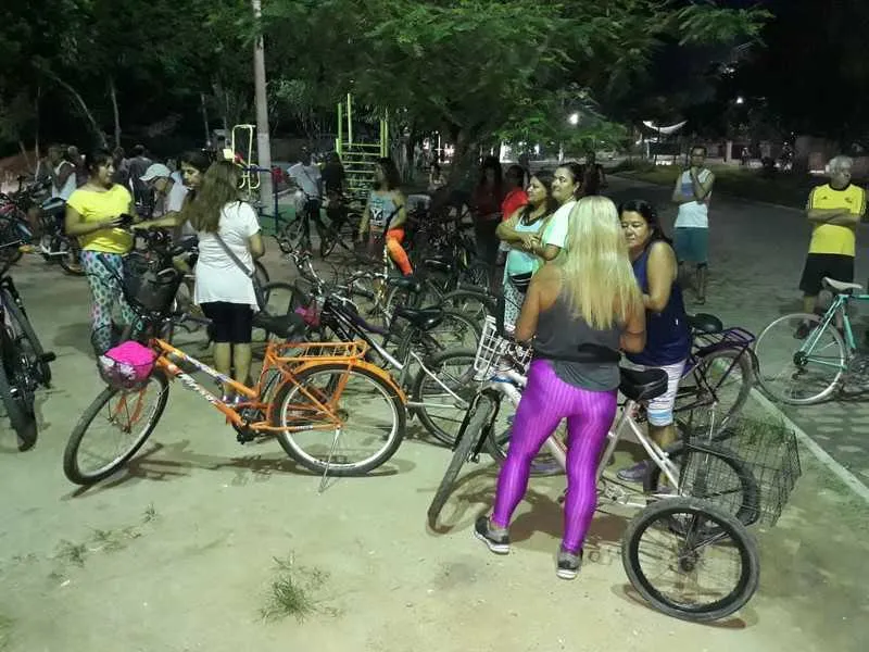 Evento esportivo teve concentração na Praça do Ferreirinha, com sorteio de brindes entre participantes