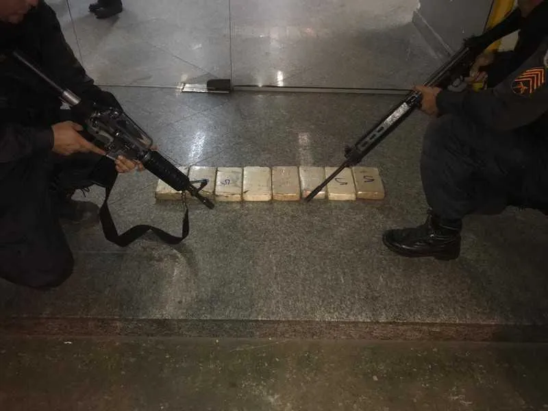 PMs encontraram os tabletas da droga enterrados num terreno