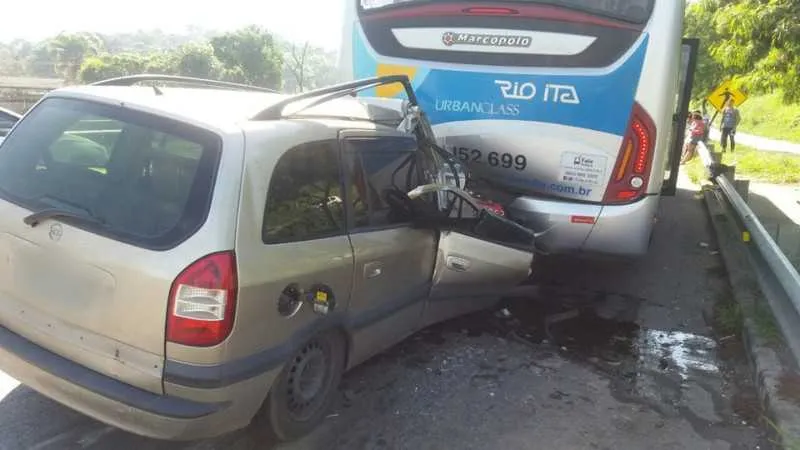  Carro desgovernado acabou batendo na traseira do ônibus