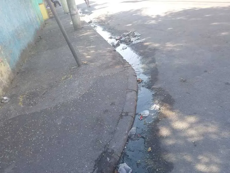 Esgoto corre a céu aberto no local há, pelo menos, um ano