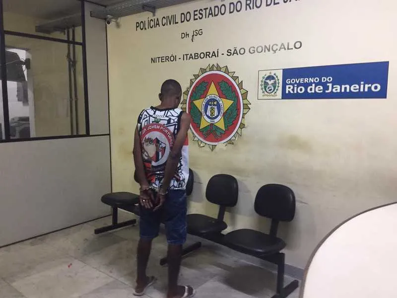 Dois homens, ainda não identificados, foram presos na sexta, suspeitos de integrarem a milícia