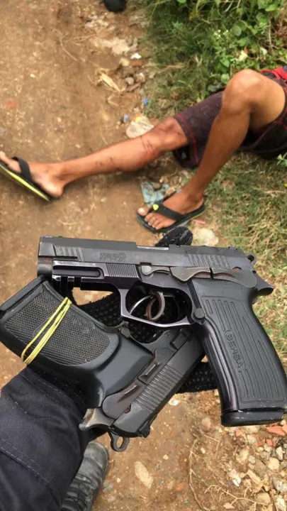 Com os suspeitos, foram encontradas duas pistolas, rádios transmissores e drogas