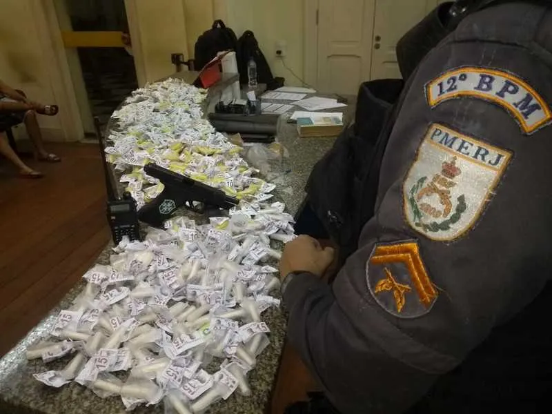 Imagem ilustrativa da imagem Homem é baleado durante operação no Complexo do Caramujo