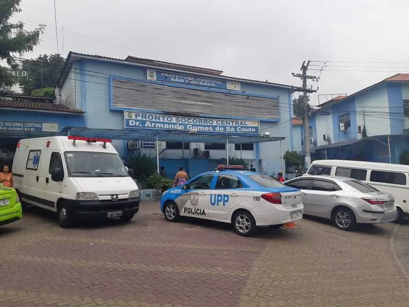 Agente recebe atendimento no Pronto Socorro Central de São Gonçalo 