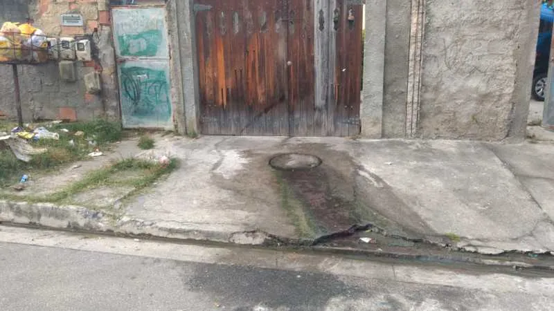 Moradores convivem com mau cheiro e água contaminada há 8 meses