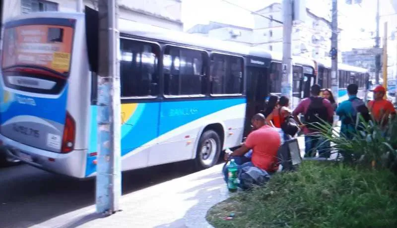 Celulares, joias, dinheiro, carteiras e outros objetos pessoais foram levados dos passageiros.