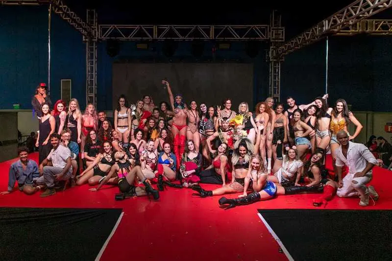 No Brasil, a atividade começou a ganhar espaço em 2006 e após três anos, em 2009, foi criada a Federação Brasileira de Pole Dance (FBPOLE) com o desafio de espalhar a prática