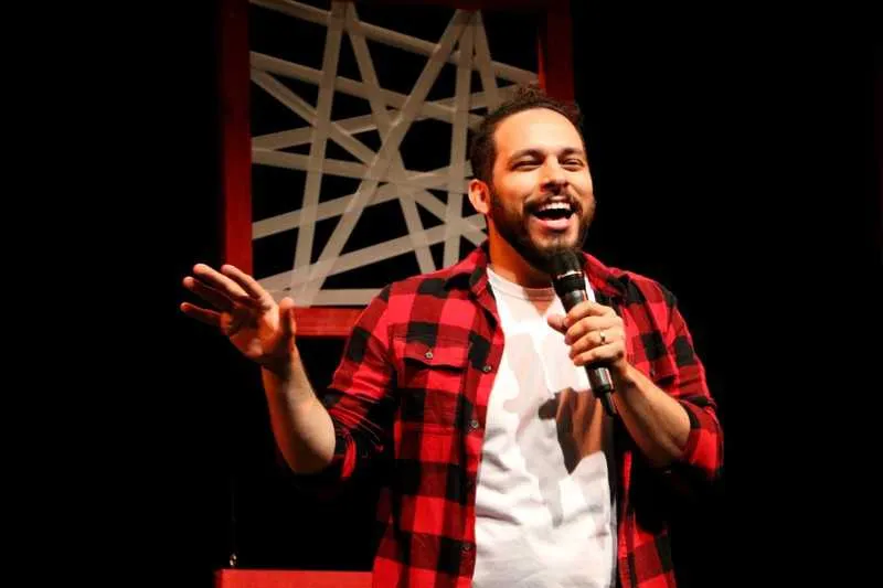 Aarhon descobriu talento ainda na faculdade, há oito anos, e desde então carreira decolou 