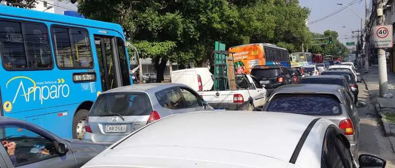 Imagem ilustrativa da imagem Congestionamento diário na Alameda São Boa Ventura em Niterói