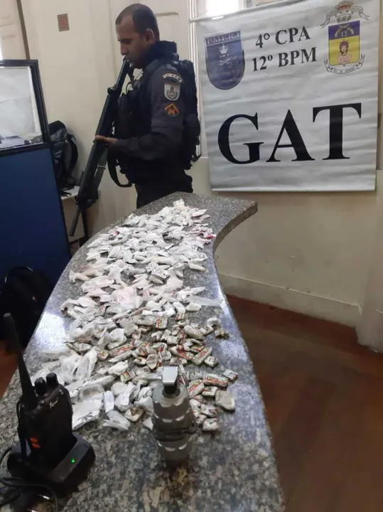 Com o homem foram encontradas drogas, uma granada e um rádio transmissor