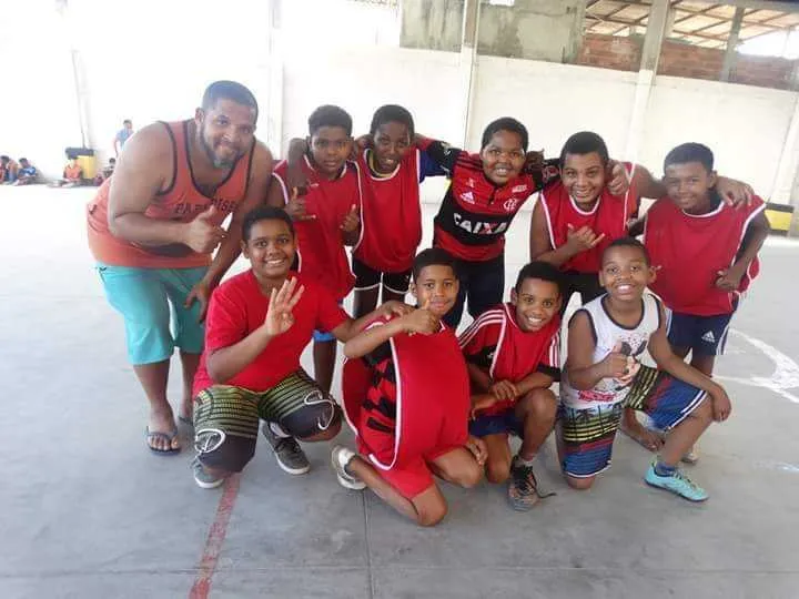 Além de reforço escolar e aulas de idiomas, ação oferece também escolinha de futebol