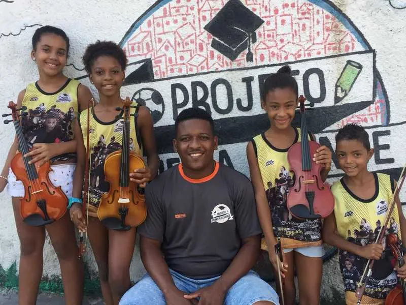 Iniciativa socioeducativa funciona na casa do ativista social gonçalense Douglas Oliveira (ao centro)