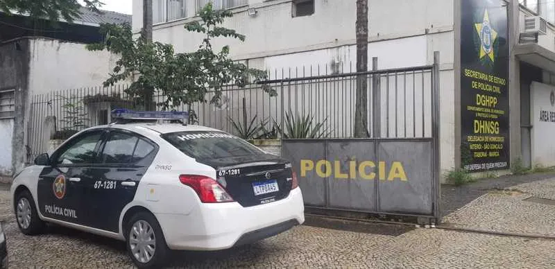 Agentes da DH colhem informações para localizar o autor do crime 
