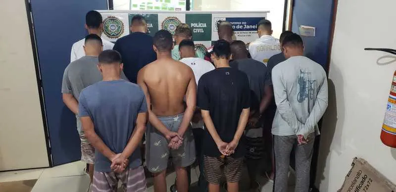 Na operação, a polícia conseguiu prender treze acusados de tráfico de drogas. Mesmo preso, segundo a polícia, Léo Traça comandaria a venda de drogas no local