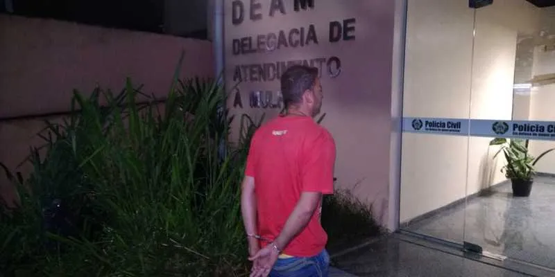 Homem atacou a mulher por trás