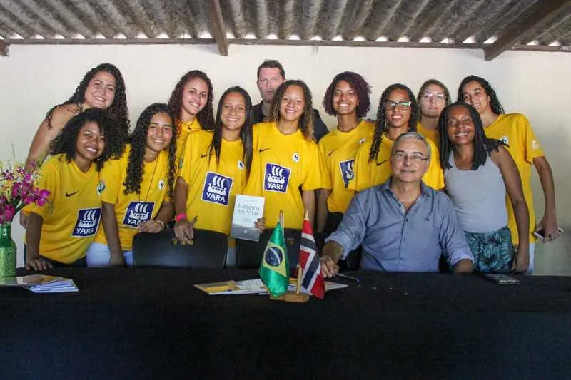Imagem ilustrativa da imagem Projeto socioesportivo de São Gonçalo lança livro sobre time de jogadoras de futebol